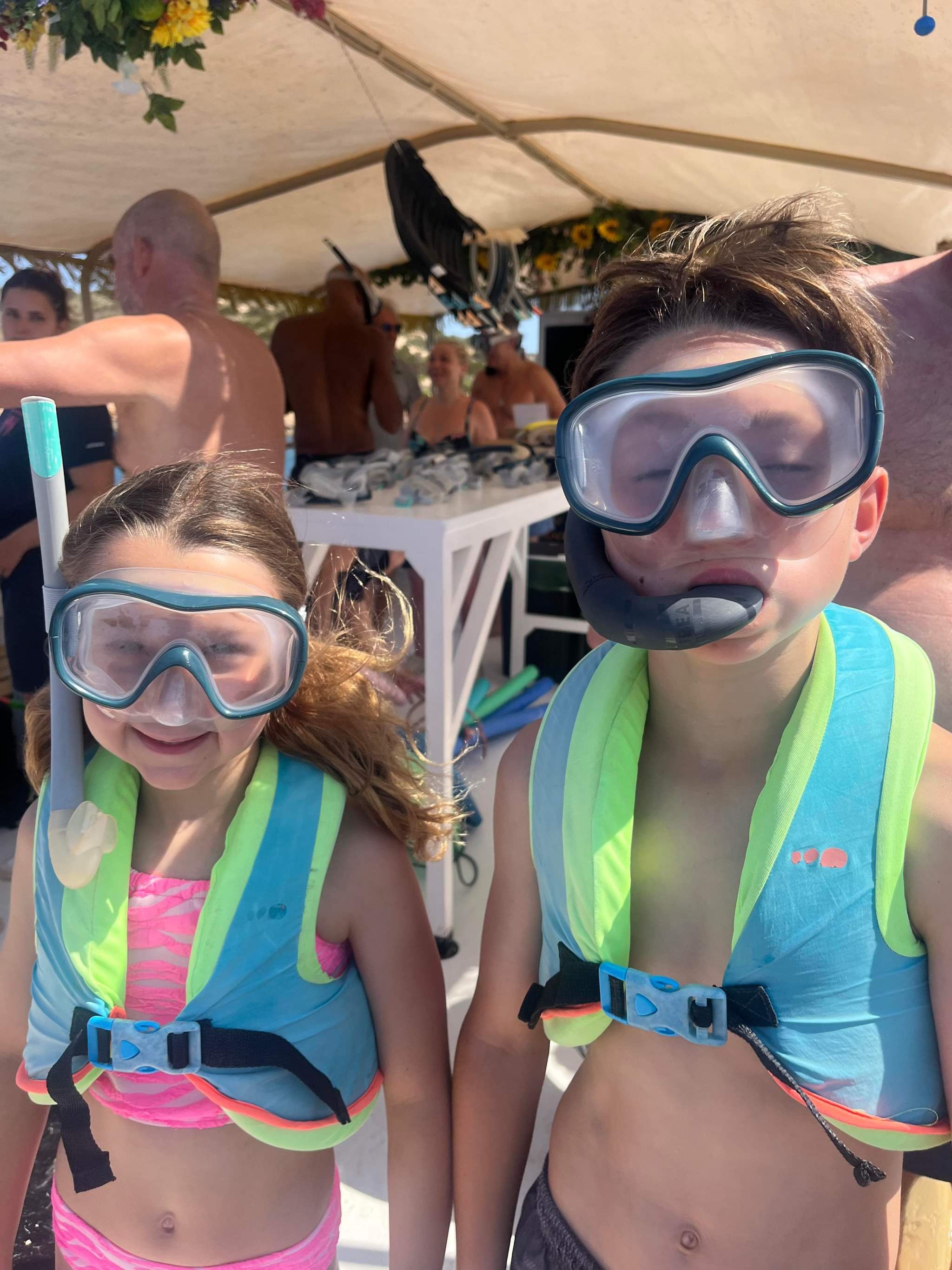 Dos niños a bordo de Meet the Sea en la excursión familiar en barco o family Boat trip con gafas de buceo, chaleco salvavidas, listos para seguir a nuestro guía de snorkel en una memorable aventura!