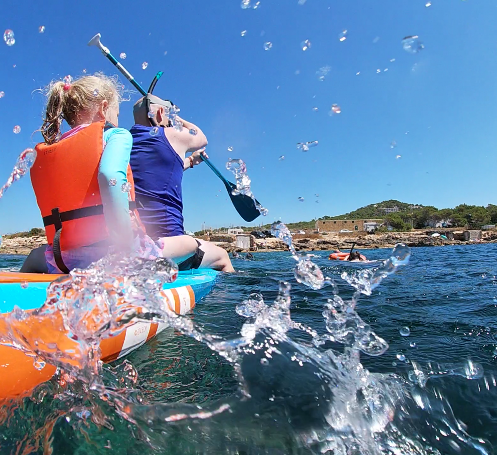 Meet the Sea - Familias disfrutando de una sesión de snorkel en las aguas cristalinas de la isla de Conillera, Ibiza