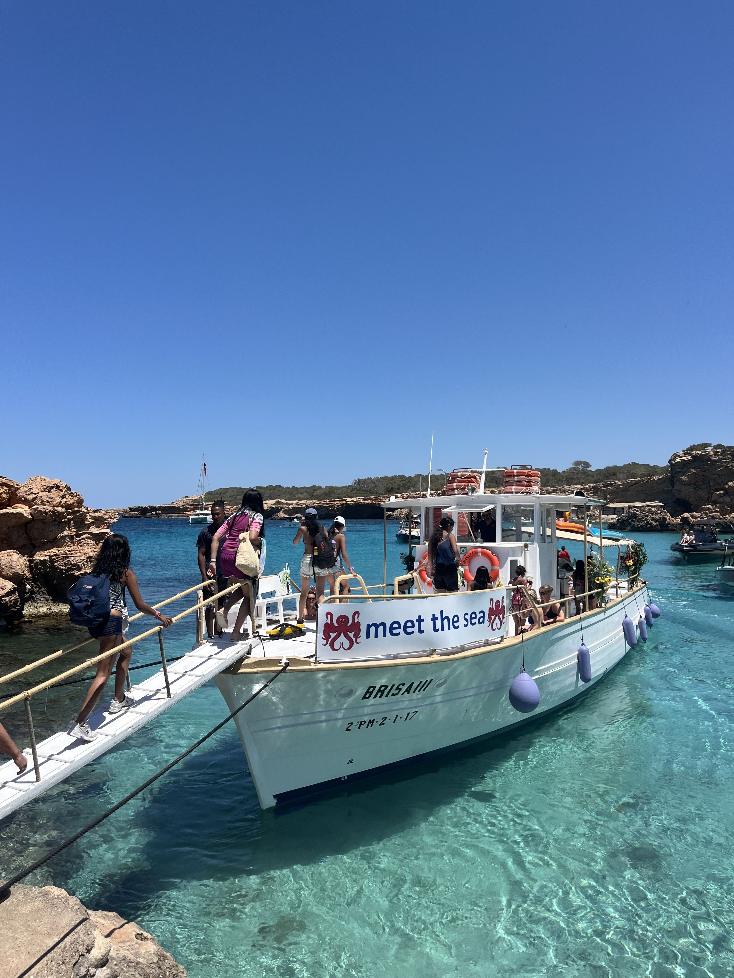 Barco golondrina de Meet the Sea embarcando pasajeros en Cala Comte. Preferimos monocasco a catamaran.