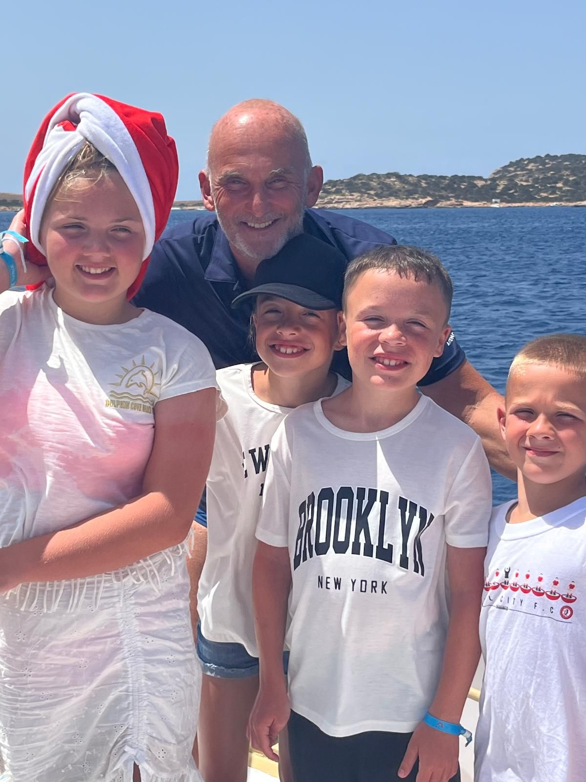 Imagen de niños a bordo de la excursión familiar en barco o Family Boat trip  de Meet the Sea en Ibiza