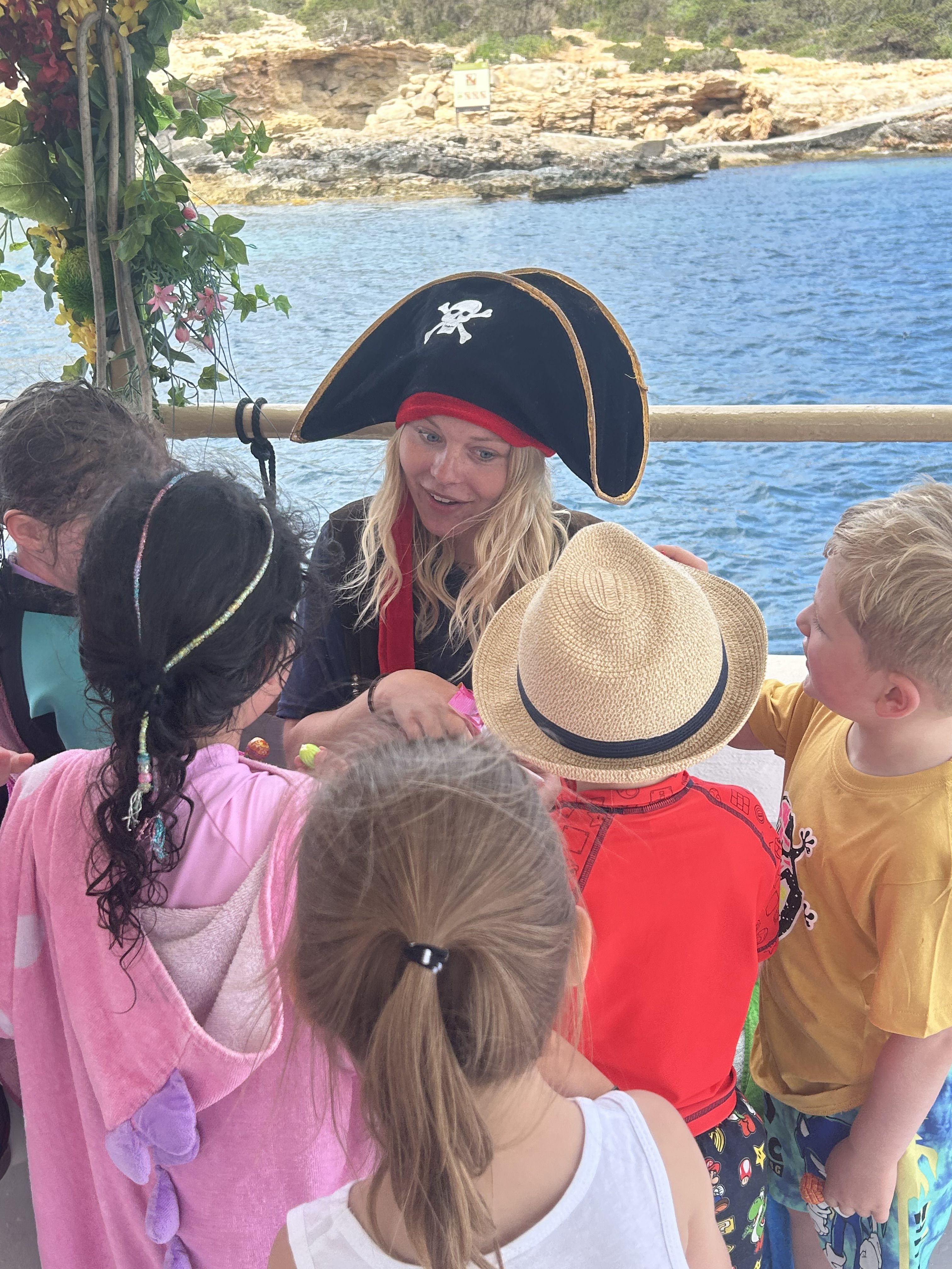 Busqueda deltesoro con pirata a bordo de Meet the Sea