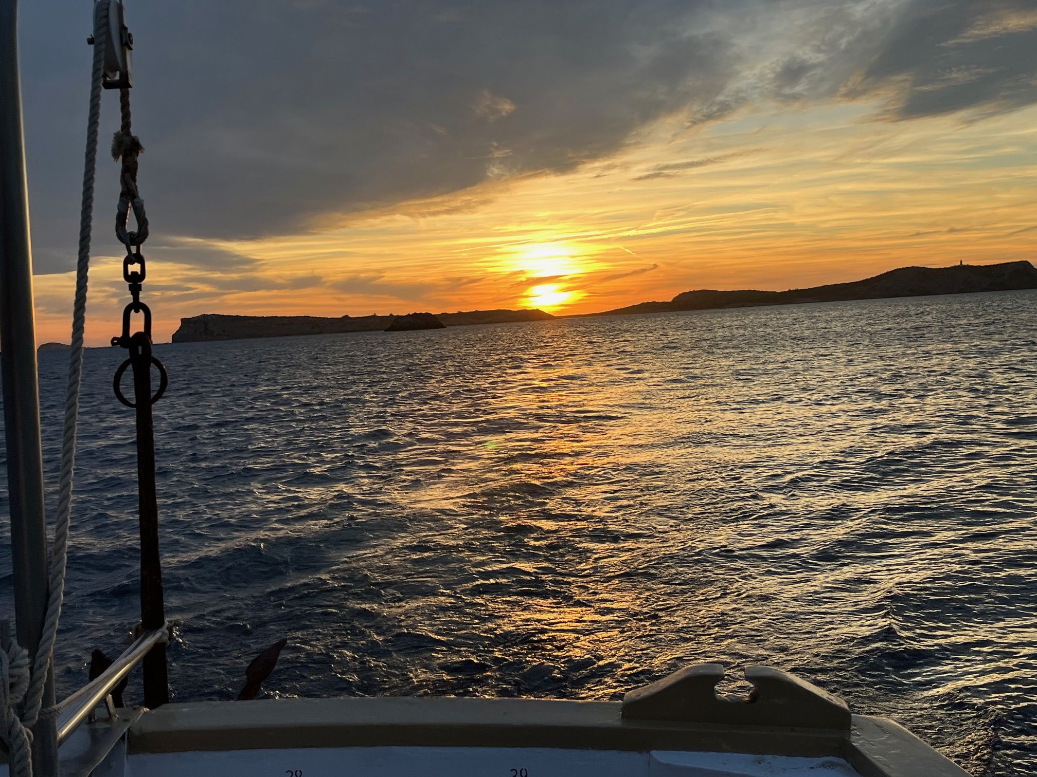 Imagen de la puesta de sol sobre conejera, uno de los lugares donde se desarrollan las inmersioes corporativas o sea retreats de Meet the Sea en Ibiza